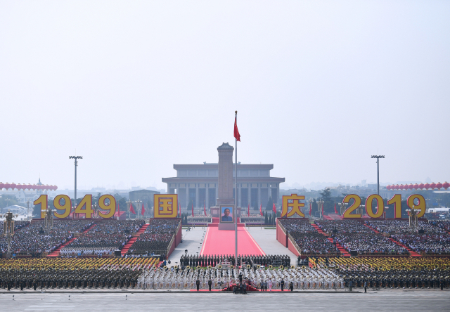 1일 중국 베이징 톈안먼 광장에서 중화인민공화국 건국 70주년 국경절 행사가 열리고 있다. 연합뉴스