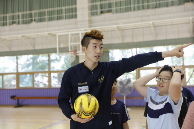 1일 대구성곡초를 방문한 대구FC 조현우 선수가 학생들을 대상으로 축구 기본기를 가르치고 있다. 대구FC 제공.