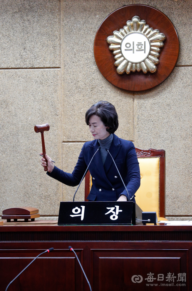 2일 대구 동구의회 본회의장에서 노남옥 부의장이 오세호 의장 불신임 결의안이 가결되었음을 선포하고 있다. 우태욱 기자 woo@imaeil.com