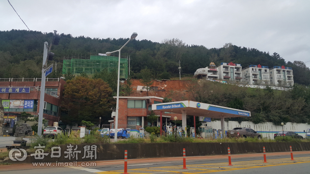 경북 영덕군 남정면 7번국도변 경보휴게소 뒷편 건물 신축공사장 인근에서 산사태가 발생해 아래 경보주유소를 덮쳤다. 왼쪽 신축 건물 기초가 공중에 떠 2차 붕괴 사고가 우려되고 있다. 김대호 기자