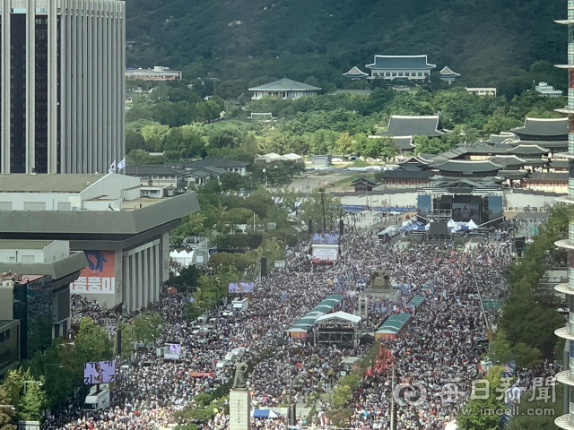 개천절인 3일 서울 도심에서 조국 법무부 장관의 사퇴를 촉구하는 대규모 집회가 열리고 있다. 이날 범보수 연합 집회에는 보수 시민단체뿐만 아니라 자유한국당 등 보수정당도 대거 집결했다. 홍준표 기자