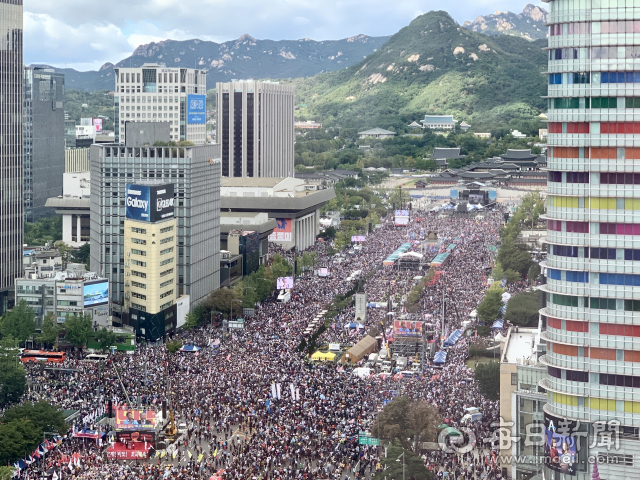 지난해 10월 3일 서울 도심에서 조국 법무부 장관의 사퇴를 촉구하는 대규모 집회가 열렸다. 이날 범보수 연합 집회에는 보수 시민단체뿐만 아니라 자유한국당(미래통합당의 전신)도 집결했다. 홍준표 기자