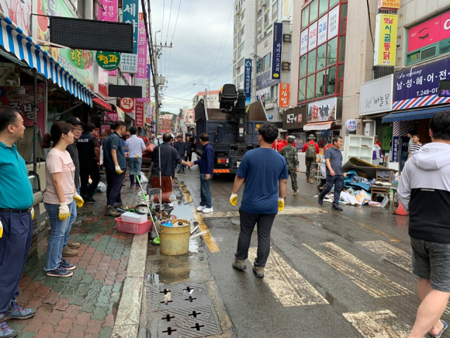 3일 오전 포항시 공무원들이 태풍 