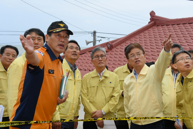 김재현 산림청장(가운데)과 이철우 경북도지사, 전찬걸 울진군수 등이 4일 경북 울진군 태풍 