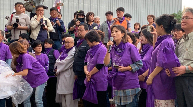 톨게이트 요금수납원 직접 고용, 자회사 정책 폐기를 위한 시민사회공동대책위원회 측이 5일 한국도로공사 김천 본사를 점거하고 농성을 벌이고 있는 톨게이트 요금수납원들에게 양말, 티셔츠 등 꾸러미 250개를 전달하고 있다. 민주노총 제공