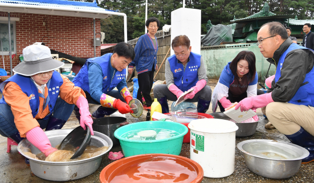 이철우 경상북도지사 등 경북도 공무원들이 울진의 태풍 피해 가구를 찾아 도움의 손길을 전하고 있다. 경북도 제공