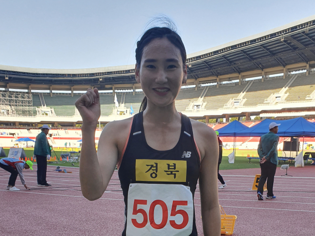 조하림이 8일 서울 잠실종합운동장에서 열린 제100회 전국체육대회 육상 3000m 장애물 결선에서 한국신기록으로 금메달을 목에 건 후 활짝 웃고 있다. 최창희 기자