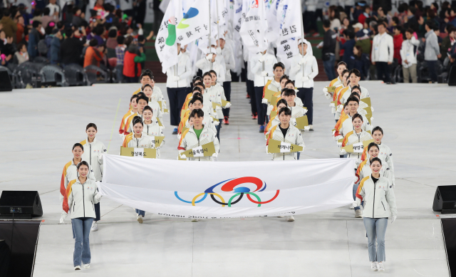 10일 오후 서울 송파구 잠실종합운동장에서 열린 제100회 전국체육대회 폐회식. 기수단이 입장하고 있다. 연합뉴스