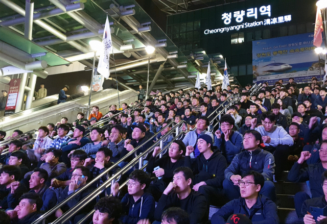 10일 오후 서울 동대문구 청량리역 광장에서 전국철도노동조합 서울지방본부가 주최한 야간총회에 참석한 조합원들이 구호를 외치고 있다. 연합뉴스