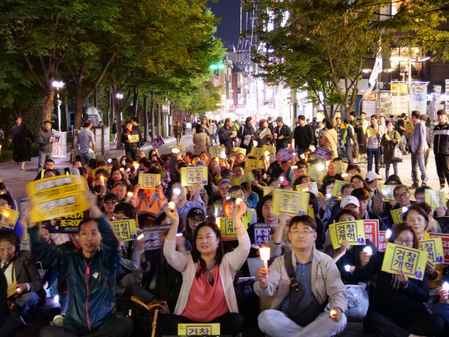 사법 적폐 청산과 검찰 개혁을 촉구하는 대구 3차 촛불문화제가 11일 오후 7시 2.28기념중앙공원 서편 이면도로에서 열렸다. 안성완 기자