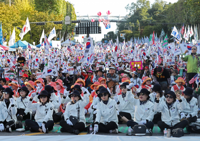 12일 오후 서울 서초구 강남성모병원 앞에서 열린 