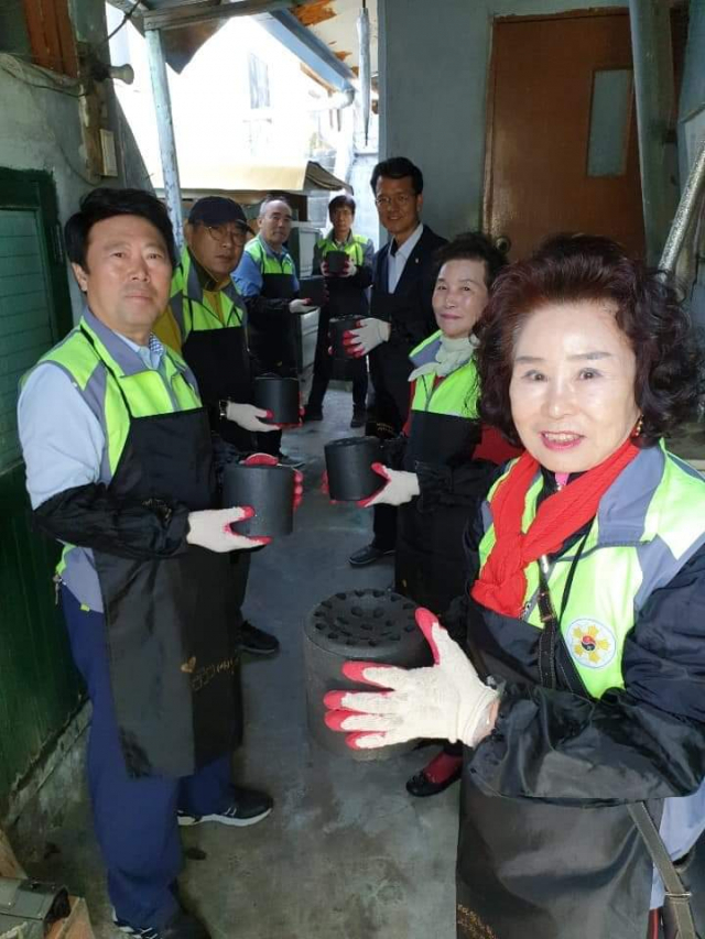 12일 오전 봉사원들이 평리동에 연탄을 배달하는 모습. 사랑의연탄나눔운동본부 제공.