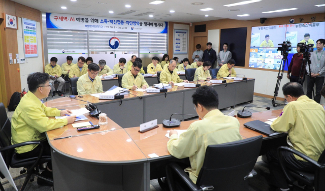 김현수 농림축산식품부 장관이 13일 오전 정부세종청사에서 아프리카돼지열병 상황점검회의에 참석해 발언하고 있다. 농식품부 제공