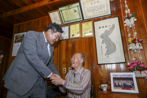 장경식 경상북도의회 의장이 14일 포항에 거주하고 있는 독도의용수비대 최부업(오른쪽) 대원을 찾아 숭고한 나라사랑과 희생정신에 감사의 뜻을 전했다. 경북도의회 제공