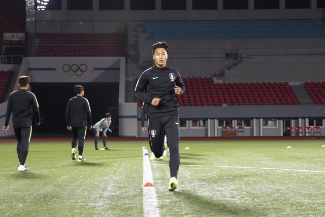 축구 국가대표팀이 2022년 카타르 월드컵 아시아지역 2차 예선 3차전 북한과의 경기를 하루 앞둔 지난 14일 평양 김일성경기장에서 공식훈련을 하고 있다. 대한축구협회 제공.