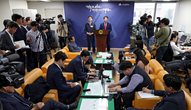 15일 오후 권영진(오른쪽) 대구시장과 이철우 경북도지사가 대구시청 기자실에서 대구·경북 통합 신공항 이전 부지 선정기준 중재안 합의 결렬에 따른 입장을 밝히고 있다. 군위군은 이날 오전 중재안 수용 불가 입장을 밝혔다. 김영진 기자 kyjmaeil@imaeil.com