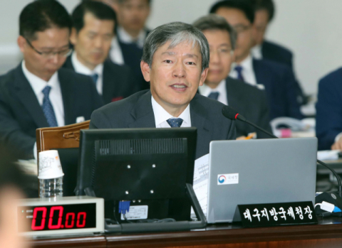 17일 오전 정부대구지방합동청사에서 열린 국회 기획재정위원회의 대구국세청, 한국은행 대구경북본부·포항본부 국정감사에서 권순박 대구국세청장이 의원 질의에 답하고 있다. 연합뉴스