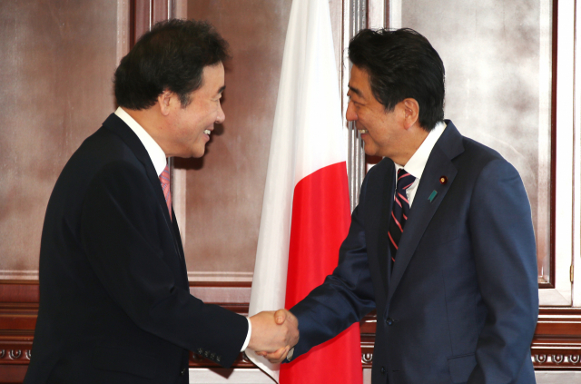 아베 신조(安倍晋三) 일본 총리가 이낙연 국무총리의 일본 방문을 앞두고 양국 대화와 관계 회복 필요성을 거론해 주목된다. 사진은 지난 2018년 9월 11일 이낙연 국무총리가 러시아 블라디보스토크에서 열린 제4차 동방경제포럼 참석 중 열린 한-일 양자회담에서 아베 신조(安倍晋三) 일본 총리와 만나는 모습. 연합뉴스