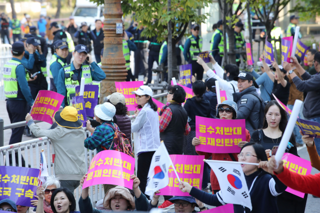 19일 오후 서울 여의도 국회 앞에서 열린 