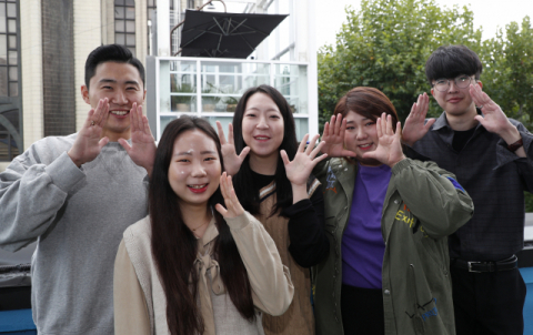 대구 광고대행사인 애플애드벤처 직원들이 환하게 웃으며 회사를 소개하고 있다. 우태욱 기자 woo@imaeil.com