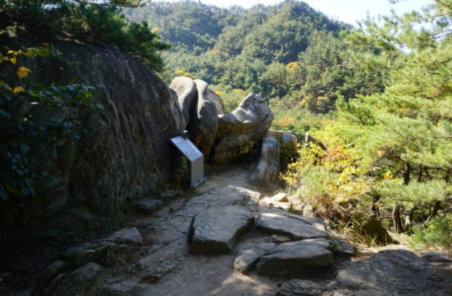 경북 경주 남산 삼릉계 삼층석탑이 원래 있었던 장소의 모습. 경주국립공원사무소 제공