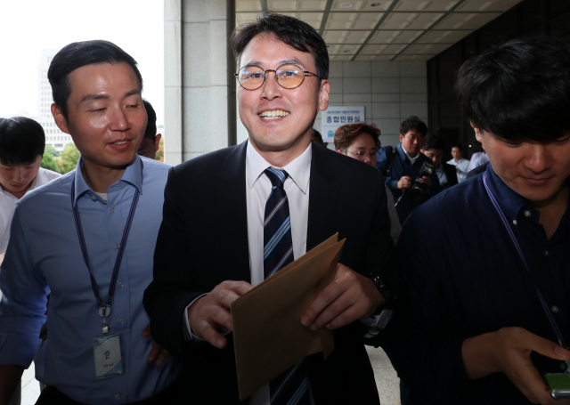 정경심 동양대 교수의 변호인 이인걸 변호사가 서울중앙지검을 청사를 나서고 있다. 연합뉴스