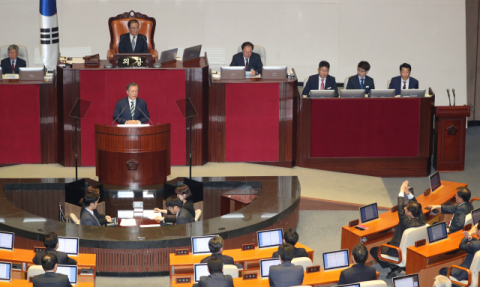 22일 오전 국회 본회의장에서 자유한국당 민경욱 의원(오른쪽 두번째)이 문재인 대통령의 공수처 관련 발언을 들으며 엑스표를 그리고 있다. 연합뉴스