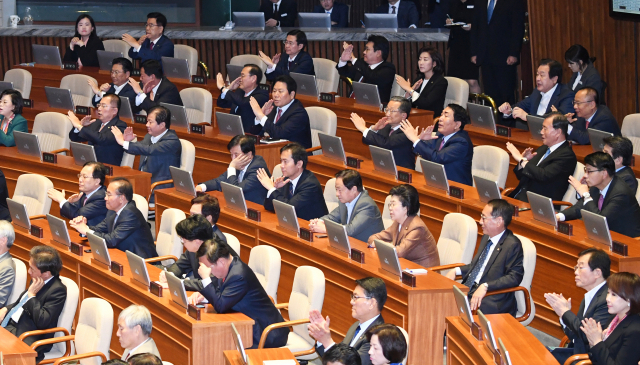 자유한국당 의원들이 22일 오전 열린 국회 본회의에서 문재인 대통령이 2020년도 예산안 시정연설을 도중 공수처 관련 내용을 말하자 두손으로 X자를 그려보이며 반대 의사를 표시하고 있다. 연합뉴스