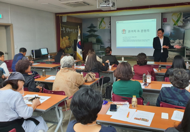 경북관광두레협력사업 주민사업체 모집 설명회 참석자들이 강사의 말에 귀를 기울이고 있다. 성주군 제공