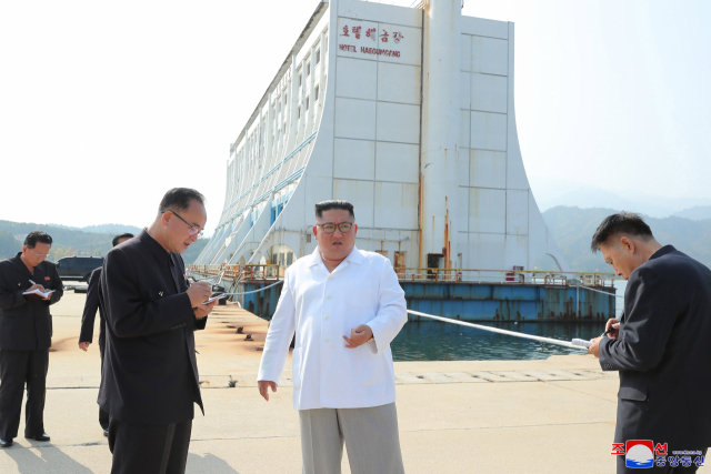 김정은 북한 국무위원장이 금강산 관광지구를 현지 지도하고 금강산에 설치된 남측 시설 철거를 지시했다고 조선중앙통신이 23일 보도했다. [국내에서만 사용가능. 재배포 금지. For Use Only in the Republic of Korea. No Redistribution] 연합뉴스