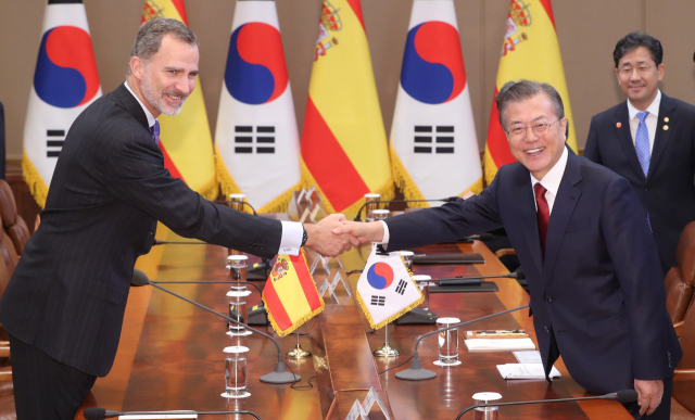 문재인 대통령과 펠리페 6세 스페인 국왕이 23일 오후 청와대에서 정상회담 전 악수하고 있다. 펠리페 6세 국왕 내외는 문 대통령 초청으로 이날 국빈 방한했다. 연합뉴스