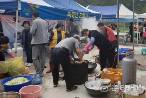 자원봉사 시범마을 행사에서 자원봉사자들이 짜장면을 조리하고 있다. 영양군 제공