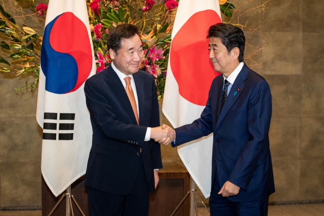 이낙연 국무총리가 24일 오전 일본 도쿄(東京) 총리관저에서 아베 신조(安倍晋三) 총리와 악수하고 있다. 연합뉴스