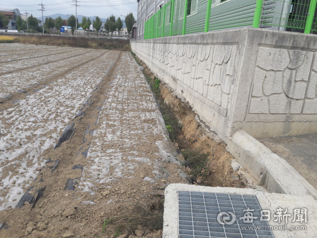 영천 화산농협 농산물 창고 담벼락이 10cm 이상 바닥을 드러내며 부실공사 의혹과 함께 안전사고 우려를 키우고 있다. 강선일 기자