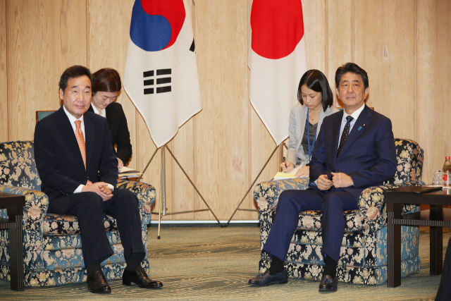 이낙연 국무총리가 24일 오전 일본 도쿄(東京) 총리관저에서 아베 신조(安倍晋三) 총리와 면담하고 있다. 연합뉴스