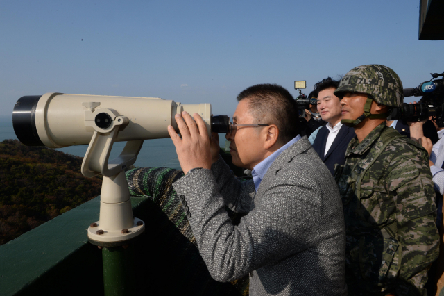 황교안 자유한국당 대표가 24일 인천시 강화군 서도면 말도리 해병2사단 말도소초를 방문해 북한의 군사시설로 보이는 건물이 관측된 함박도를 관측장비로 살펴보고 있다. 연합뉴스