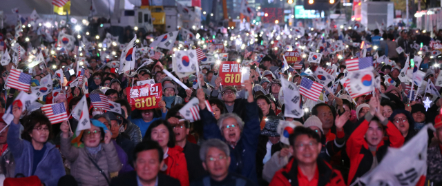 25일 오후 서울 광화문광장에서 문재인하야범국민투쟁본부 주최로 열린 제3차 범국민투쟁대회에서 참가자들이 태극기를 흔들며 구호를 외치고 있다. 연합뉴스