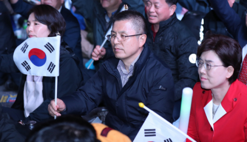 자유한국당 황교안 대표와 전희경(왼쪽)·최연혜(오른쪽) 의원이 25일 오후 서울 광화문광장에서 문재인하야범국민투쟁본부 주최로 열린 제3차 범국민투쟁대회에 참가해 태극기를 흔들고 있다. 연합뉴스