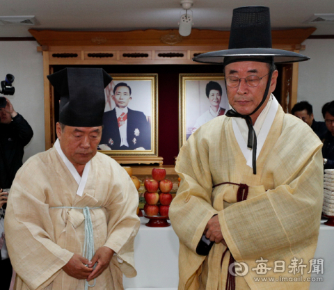 장세용(오른쪽) 구미시장이 26일 구미 상모사곡동 박정희 생가에서 열린 박 전 대통령 40주기 추모제에 참석해 초헌관을 맡아 예를 올리고 있다. 우태욱 기자 woo@imaeil.com