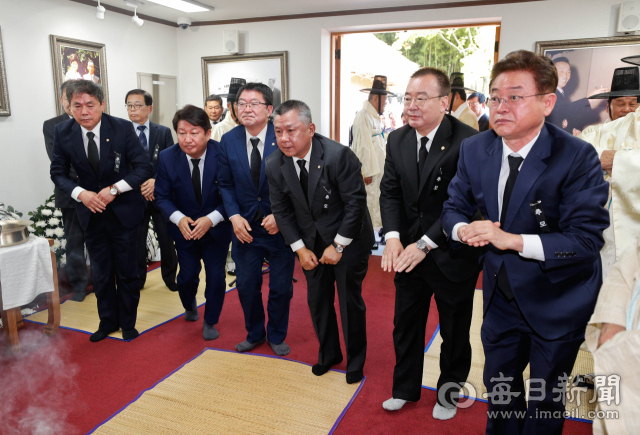 26일 구미 상모사곡동 박정희 생가에서 열린 박 전 대통령 40주기 추모제를 찾은 이철우 경북도지사와 권영진 시장 등 참석자들이 고인을 추모하고 있다. 우태욱 기자 woo@imaeil.com