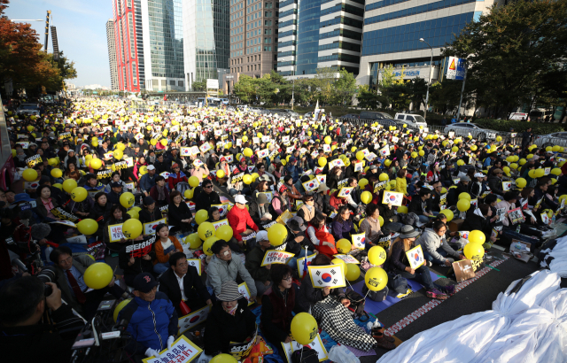 26일 오후 서울 영등포구 여의도공원에서 제11차 사법적폐청산을 위한 검찰개혁 촛불문화제가 열리고 있다. 연합뉴스