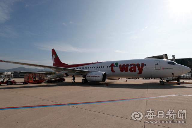 대구국제공항 계류장에서 제주공항 행 티웨이항공편에 청도반시 등 화물이 탑재되고 있다.매일신문DB