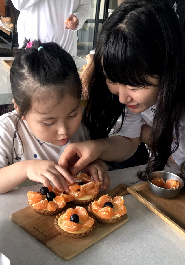 로캉스 체험프로그램에 참가한 방문객들이 감귤 타르트 만들기 체험을 하고 있다.