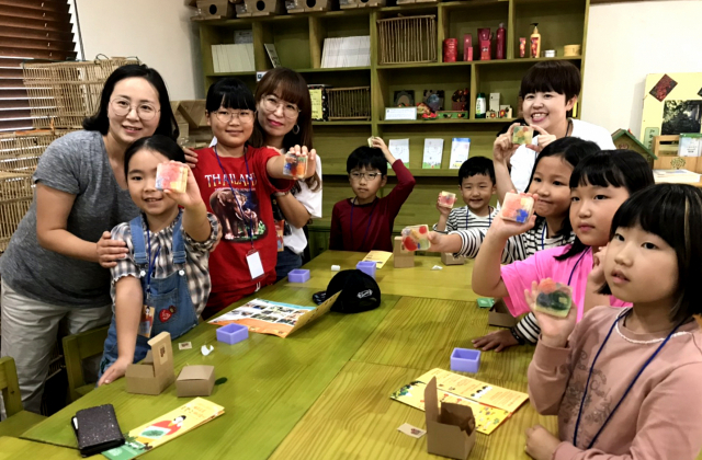 서귀포시 남원읍 신흥2리 마을에서 체험 프로그램에 참가한 방문객들이 동백비누 만들기 체험을 하고 있다.