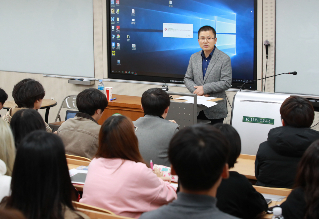 자유한국당 황교안 대표가 30일 오후 서울 건국대학교 상허연구관에서 