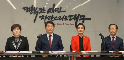 31일 대구시청에서 2020년부터 고교 무상급식 단계적 시행 기자회견이 열리고 있다. 왼쪽부터 강은희 대구시교육감, 권영진 대구시장, 배지숙 대구시의회 의장, 류한국 대구 구청장군수협의회장(대구 서구청장).