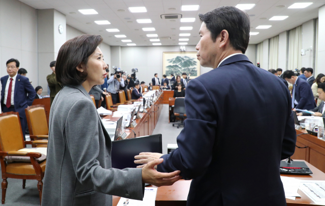 운영위원장인 더불어민주당 이인영 원내대표(오른쪽)와 자유한국당 나경원 원내대표가 1일 오전 국회에서 열린 운영위원회의 대통령비서실, 국가안보실, 대통령경호처 등의 국정감사 오전 질의가 끝난 뒤 대화하고 있다. 연합뉴스