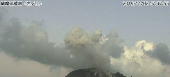 2일 분화가 발생한 일본 남부 가고시마(鹿兒島)의 사쓰마이오지마(薩摩硫黃島)에서 분연(噴煙·분화구에서 나오는 연기)이 치솟는 모습. 연합뉴스