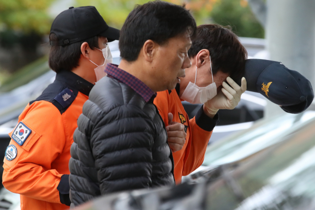 3일 오전 경북 울룽군 보건의료원에서 지난달 31일 응급환자를 이송하다 독도 해상에 추락한 소방헬기 탑승원의 동료들이 오열하고 있다. 김영진 기자 kyjmaeil@imaeil.com