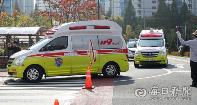 3일 오후 독도 해상 헬기 추락사고 현장에서 수습된 실종자 시신이 계명대학교 동산병원으로 이송되고 있다. 성일권 기자 sungig@imaeil.com